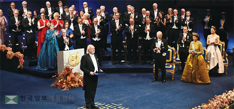 10일 스웨덴 스톡홀름 콘서트홀에서 열린 올해 노벨상 시상식에서 헝가리 작가 크러스너호르커이 라슬로가 노벨문학상을 받고 있다. [로이터]