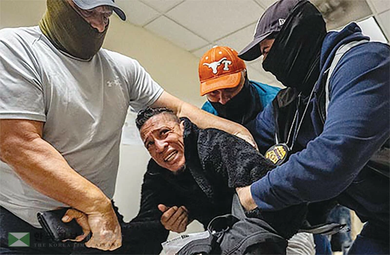  ICE 요원들이 맨하탄 연방이민법원에 출두한 이민자를 체포·연행하고 있다. [로이터]