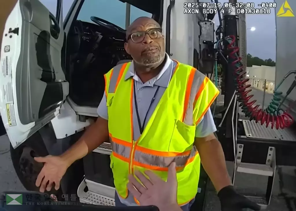 귀넷 경찰 교통단속에 적발된 트럭 운전자 단속 이유를 반복해서 묻고 있다. 이 운전자는 결국 단속이유를 듣지 못한 채 두 손에 수갑이 채워졌다.<사진=귀넷경찰 바디캠 동영상 캡쳐>