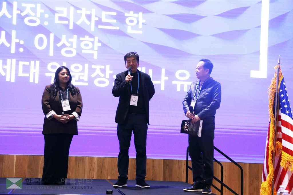 리처드 한 이사장(가운데), 애나 유 차세대 위원장이 신임 임원으로 인준받았다.