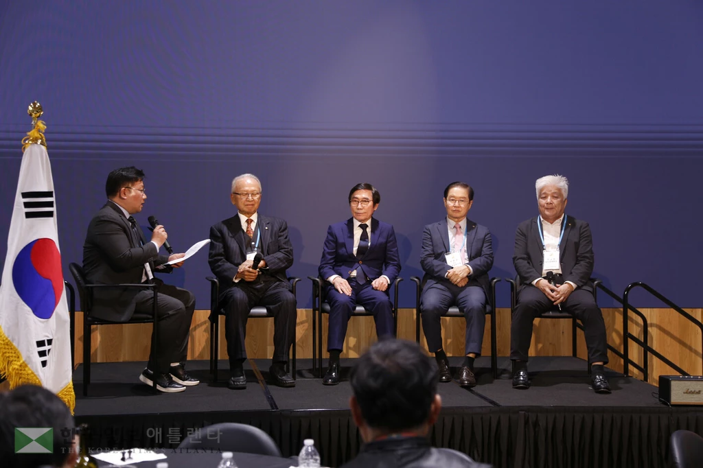 옥타 산배 멘토와의 대화에 나선 전직 회장들.