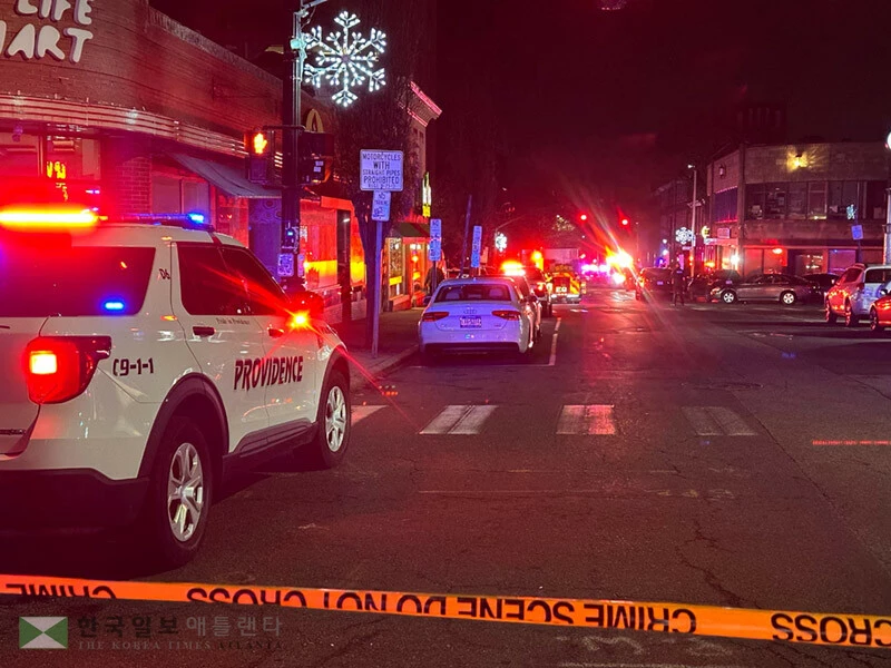 2025년 12월 13일, 미국 로드아일랜드주 프로비던스에 있는 브라운 대학교에서 발생한 총기 난사 사건 현장 근처에 경찰 차량이 서 있다. <로이터>
