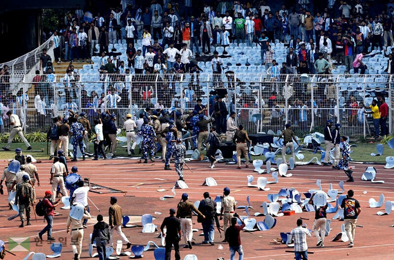  13일 인도 콜카타 솔트레이크 경기장에서 리오넬 메시를 기다리던 인도 팬들이 메시가 인도 관중들에게 인사를 건넨 뒤 예정보다 일찍 경기장을 떠나자, 현장에 모인 관중들이 조직 측의 운영을 문제 삼으며 강하게 항의했다. 일부는 분노를 표출하며 좌석을 뜯어내 그라운드로 던지고, 물병을 투척했으며, 일부는 경기장 내부로 난입하기도 했다. 이 과정에서 경기장 시설물도 상당 부분 훼손됐다. 2025.12.14 [로이터]