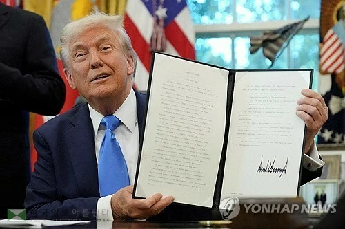 전문직 비자 수수료 인상 포고문에 서명한 트럼프[로이터=연합뉴스 자료사진. 재판매 및 DB 금지]