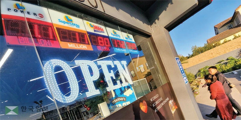 파워볼 잭팟이 또다시 치솟았다. 지난 13일 추첨에서 10억달러 당첨자가 나오지 않으면서 15일 실시되는 회차 상금이 파워볼 역사상 7번째로 큰 11억 달러로 불어났다. 13일 당첨번호는 1, 28, 31, 57, 58번과 파워볼 16번이다. 지난 9월에는 미주리와 텍사스에서 2명의 잭팟 당첨자가 나와 17억8,700만달러를 나눠 가진 바 있다. [박상혁 기자]