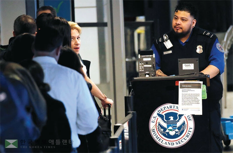  연방 교통안전청(TSA)이 국내선 항공 이용객 명단을 이민 당국에 제공해 추방을 도운 것으로 드러났다. 공항의 TSA 검색대 모습. [로이터]