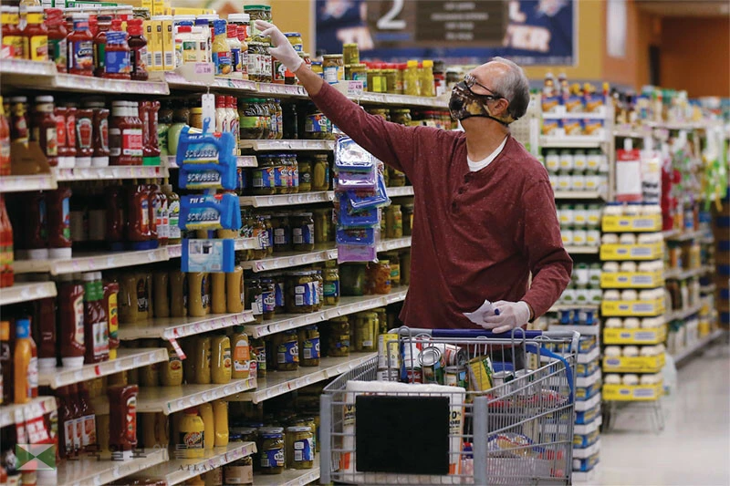  트럼프 행정부의 관세 정책이 수입 물가를 끌어올리면서 올 한해 가정이 평균 1,200달러의 추가 비용을 부담했다는 분석이 나왔다. 캘리포니아의 한 마트 전경. [로이터]