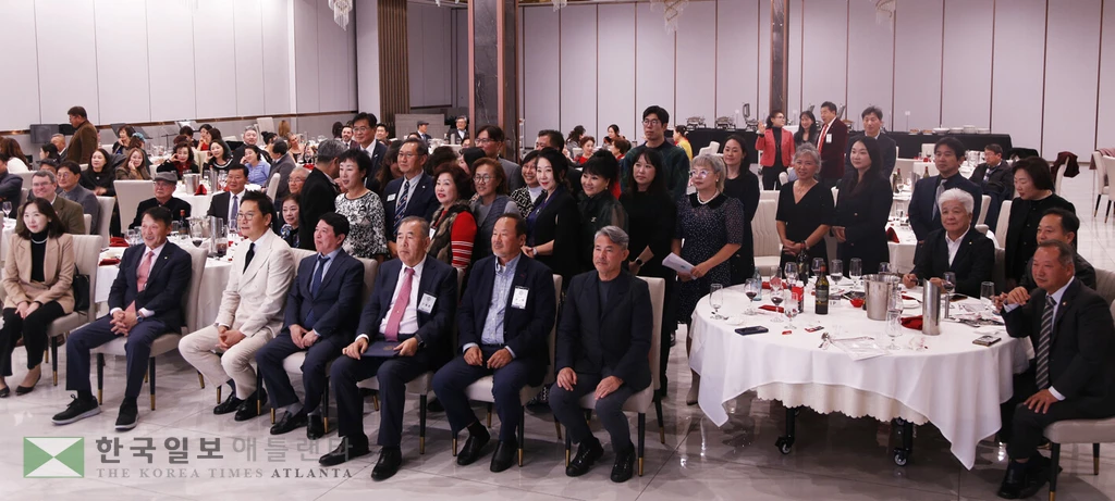 애틀랜타한인회와 코리안페스티벌재단 합동송년회 참석자들이 기념사진을 찍고 있다.