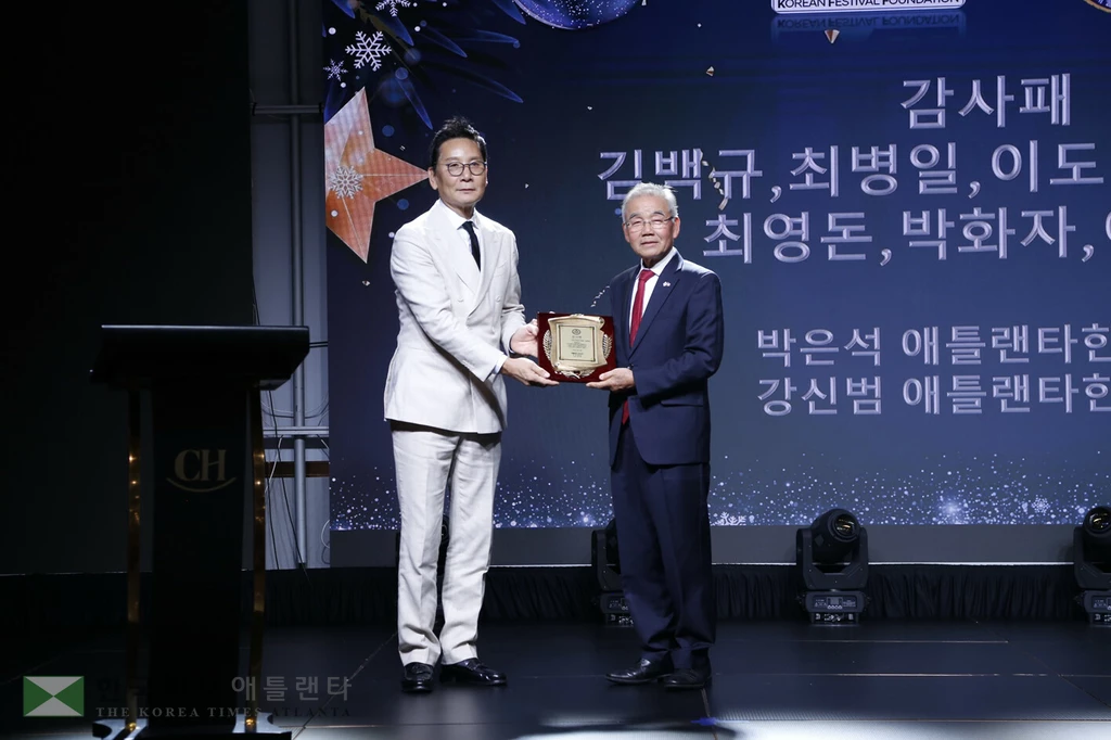 김백규 전 비대위원장에게 감사패 수여.