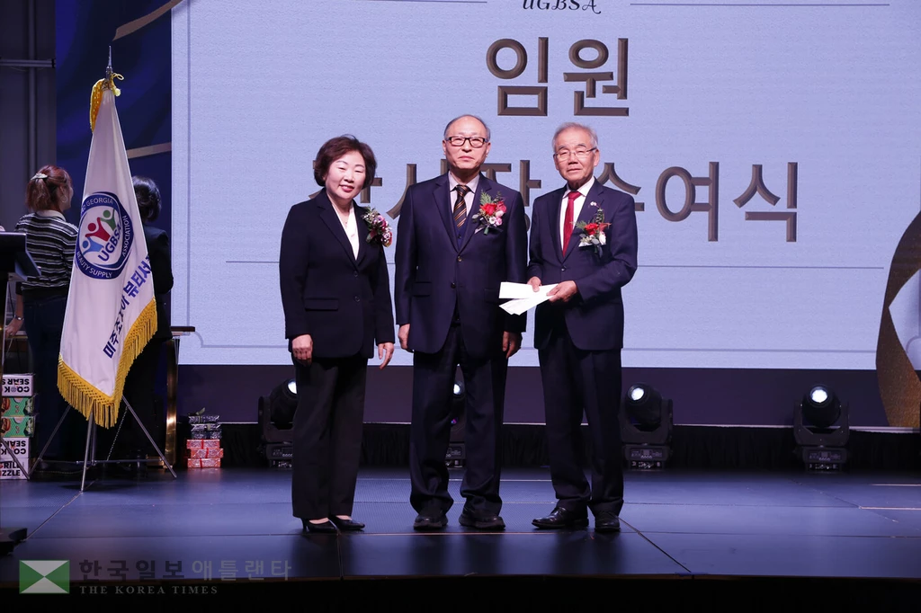 미미박 회장과 홍재호 상임고문단장이 김백규 천사포 위원장에게 성금을 전달하고 있다.