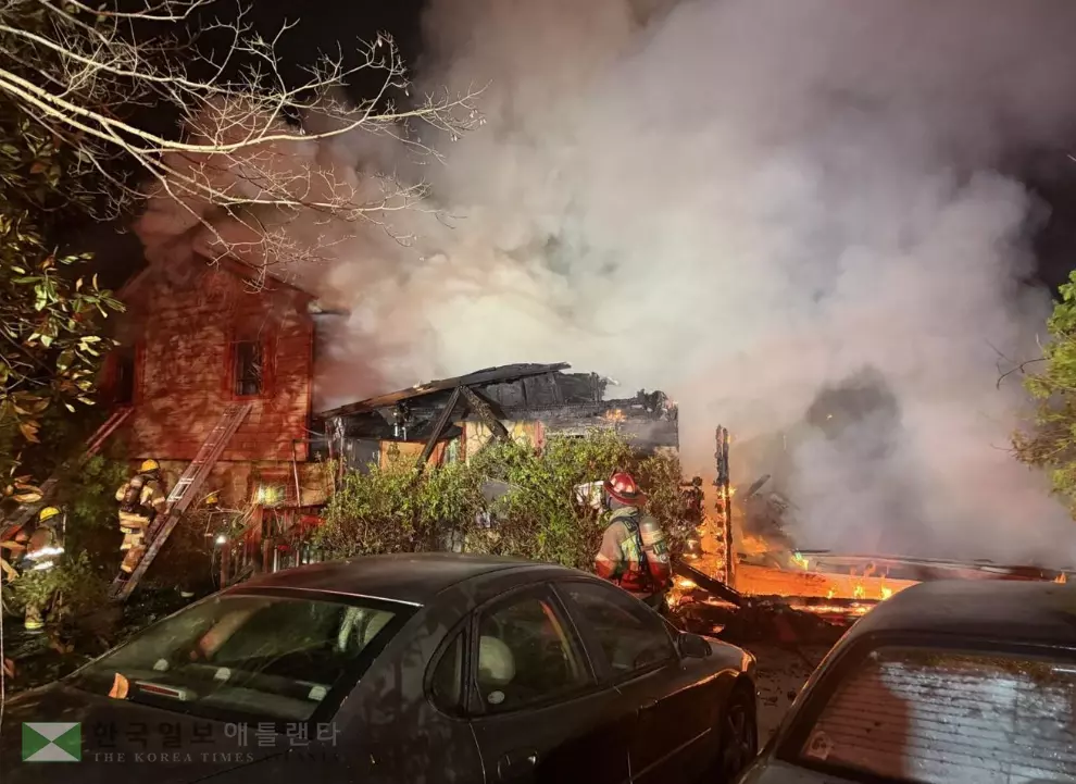 15일 새벽 스넬빌 주택 화재로 이 집에 살고 있던 여성이 침실에서 사망한 채 발견됐다. 화재 현장 모습.<사진=귀넷 소방국 제공>