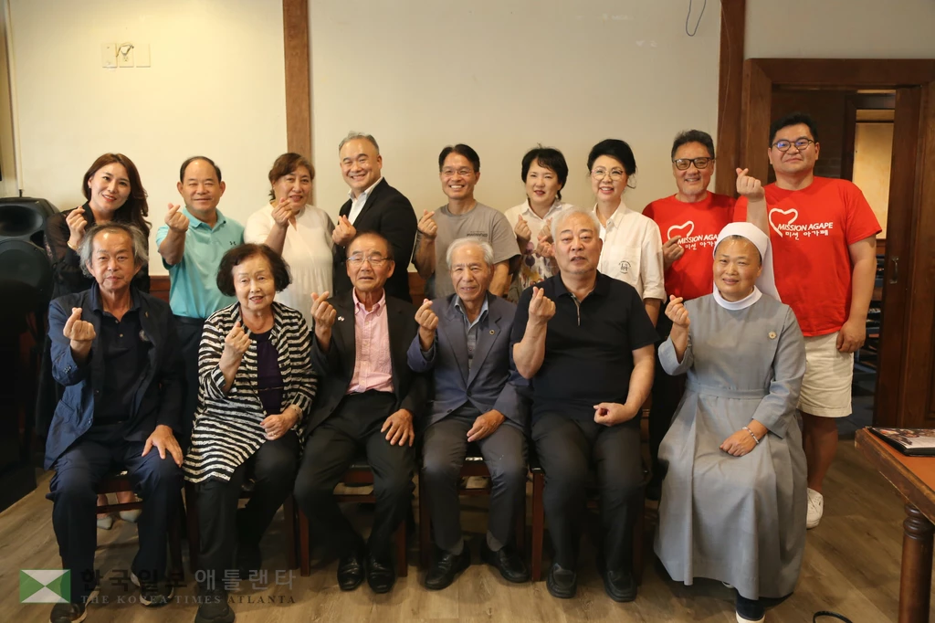 사랑의 천사포가 지난 6월 5개 한인 자선단체에 성금을 전달하고 있다.
