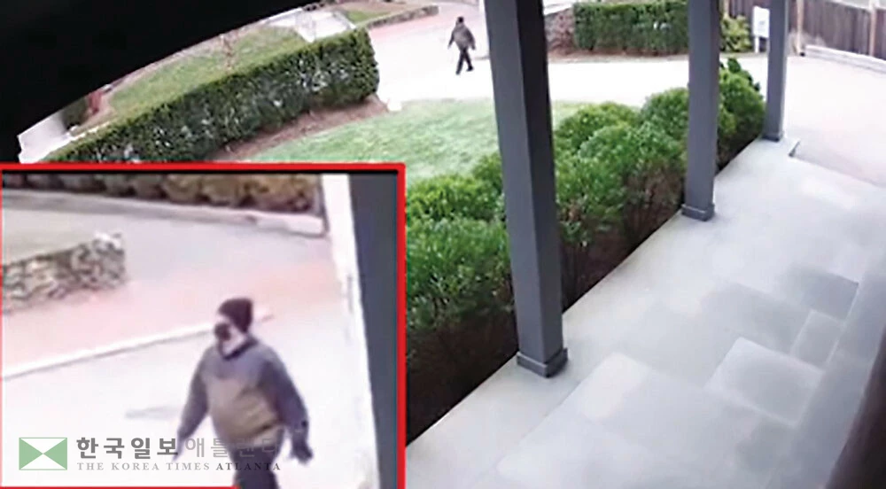17일 용의자가 찍힌 감시카메라 영상이 수사당국에 의해 공개됐다. <CNN 출처>