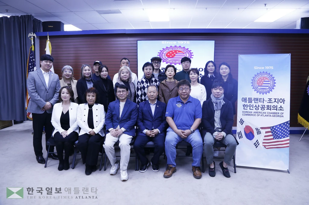 조지아한인상의는 17일 정기총회를 열고 한오동 회장 연임을 승인하고, 정관개정 등을 의결했다. 참석자들이 기념촬영을 하고 있다.