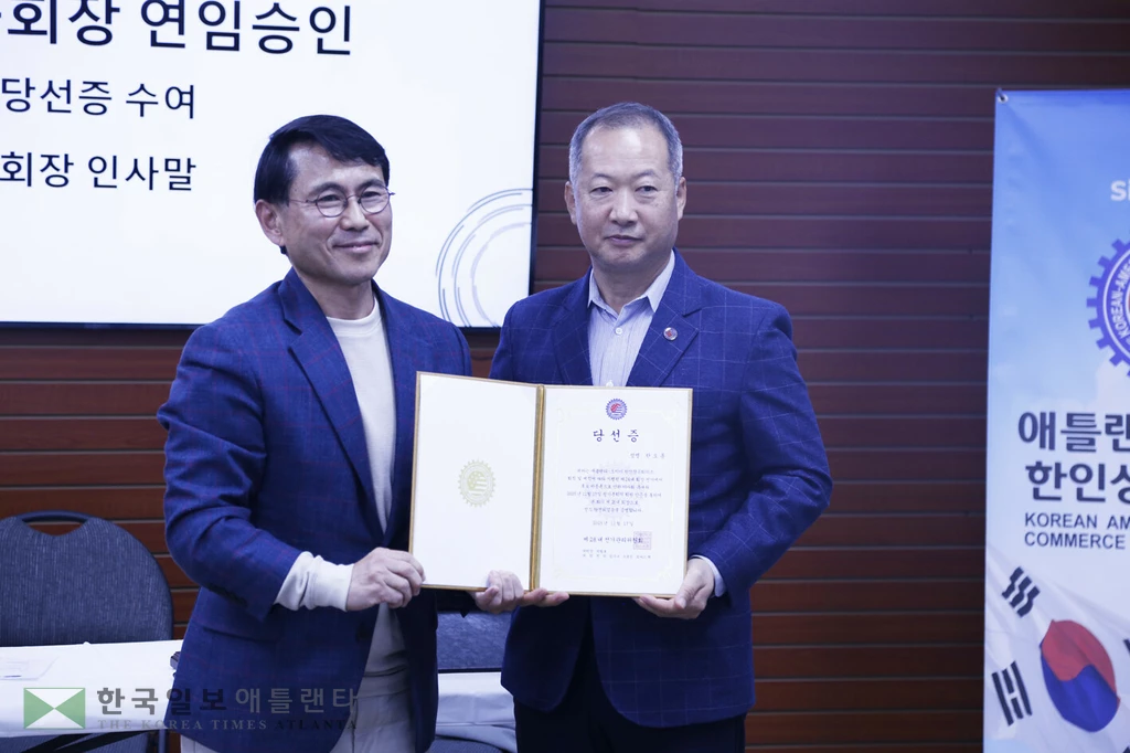 한오동 회장에게 박철효 선관위원장이 당선증을 수여하고 있다.