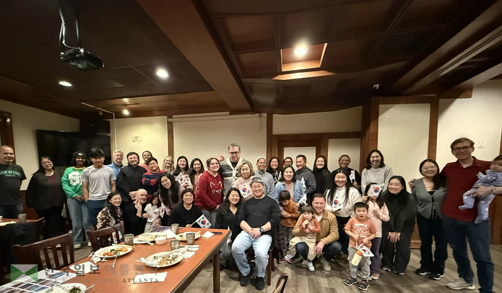 지난 13일 둘루스에서 열린 조지아한인입양협회 '만찬 감담회' 참석자들이 한자리에 모였다.