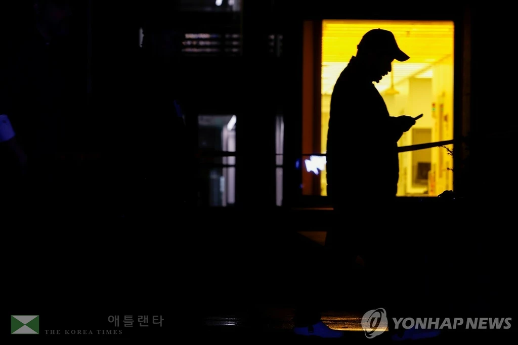 2025년 12월 17일 로드아일랜드주 프로비던스 소재 브라운대의 배러스앤드홀리 공학관 건물 앞을 한 사람이 지나가고 있다.  [선크로니클 기자 촬영 사진을 AP가 배포] 