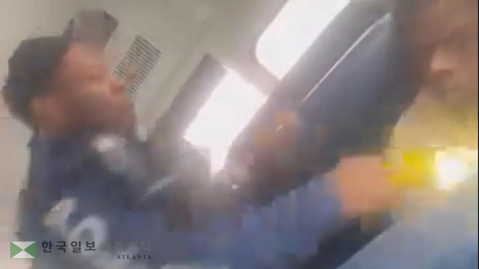 학교 경찰이 테이저 건을 쏘는 장면. <사진=FOX5 TV 뉴스 화면>