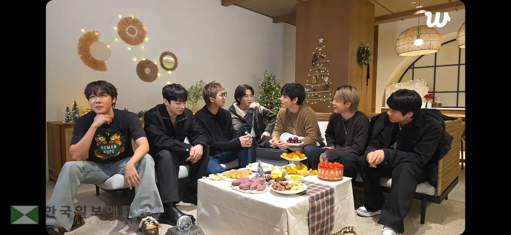 라이브 방송 진행하는 BTS 멤버들[위버스 캡처. 재판매 및 DB 금지]