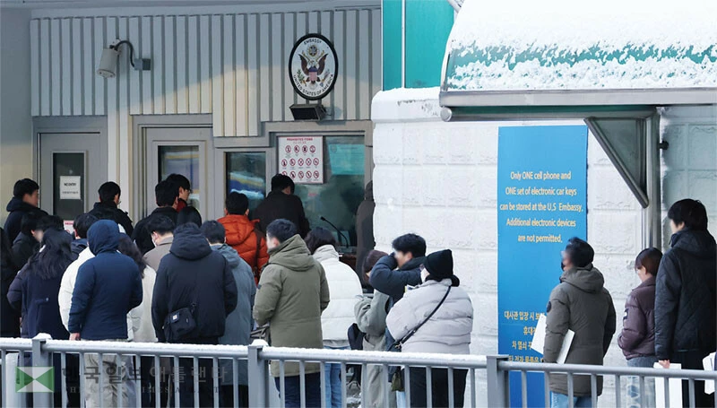  이달 초 서울 종로구 주한 미국대사관 앞에서 미국 비자를 발급받으려는 시민들이 길게 줄을 서 있다. [연합]
