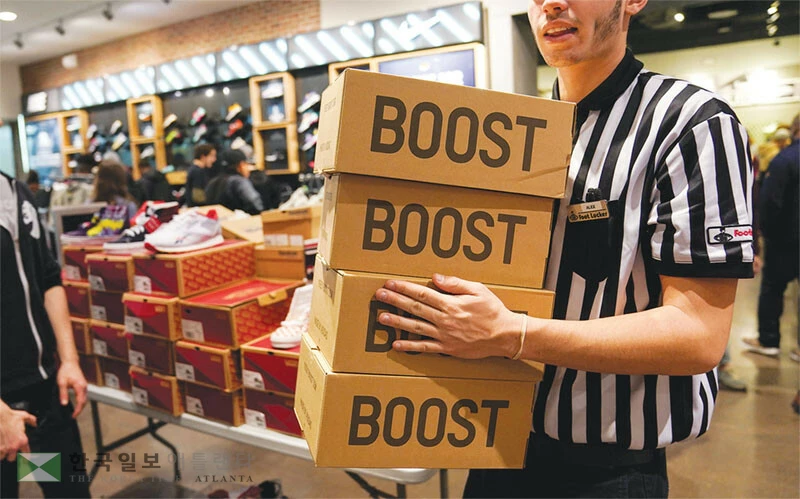  인플레이션과 관세 등의 영향으로 연말 샤핑에 나서는 소비자들의 지출 계획이 예년과 달리 실속형으로 바뀌고 있다. [로이터]