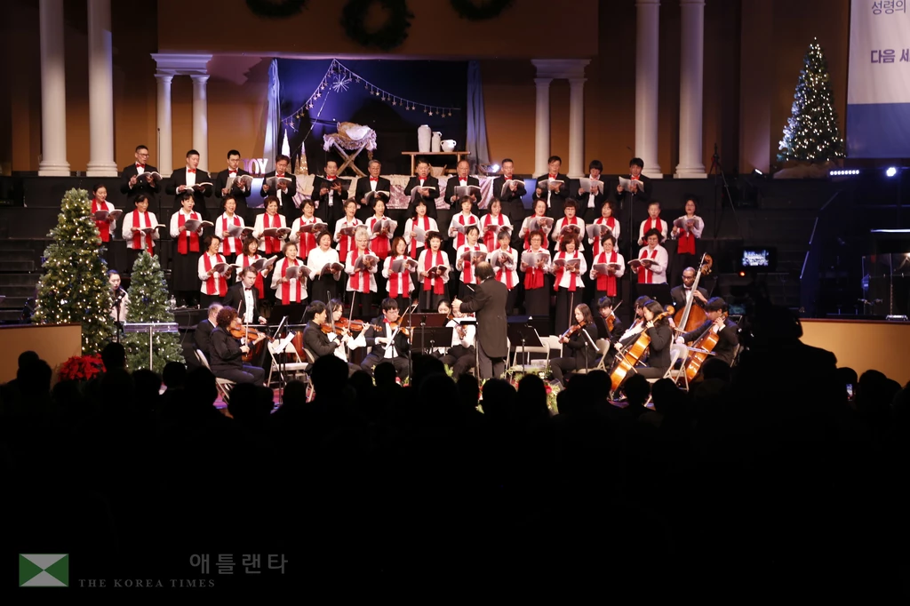 21일 아틀란타 벧엘교회에서 열린 메시아 대연주회에서 유진 리 지휘자의 인도로 합창단이 할렐루야를 연주하고 있다.