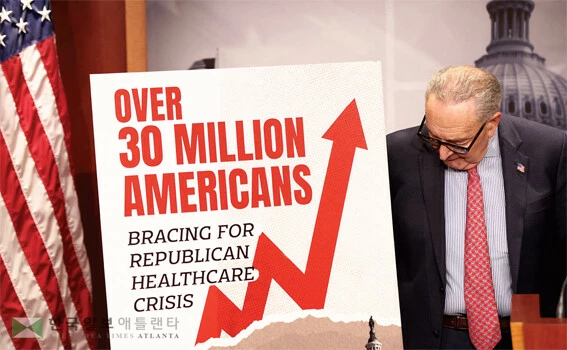 민주당의 척 슈머 연방상원 원내대표가 지난 11일 의회에서 오바마케어 보조금 중단 관련 기자회견을 하는 모습.					 <로이터>