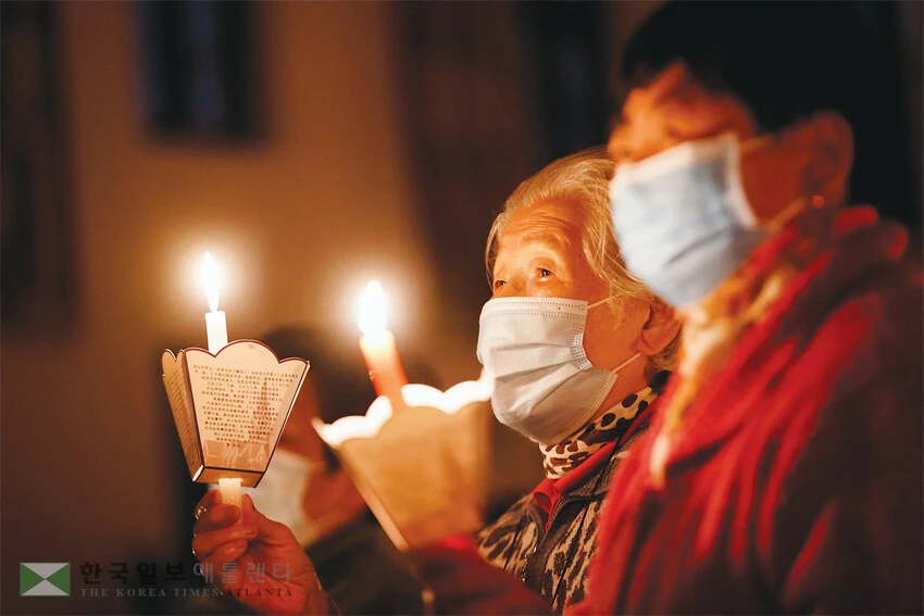 한인 교계를 비롯한 전 세계 교인들이 중국의 종교 자유 보장을 촉구하는 기도회와 모금 활동을 벌이고 있다. 사진은 중국 내 천주교 신자들의 미사 장면으로 기사 내용과 직접적인 관련은 없다. 		                                                <로이터>