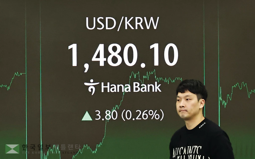 원·달러 환율이 1,480원까지 돌파하며 가파른 상승세를 이어가고 있다.  22일 서울 중구 하나은행 딜링룸 현황판에 코스피 원·달러 환율이 표시되고 있다.         <연합>