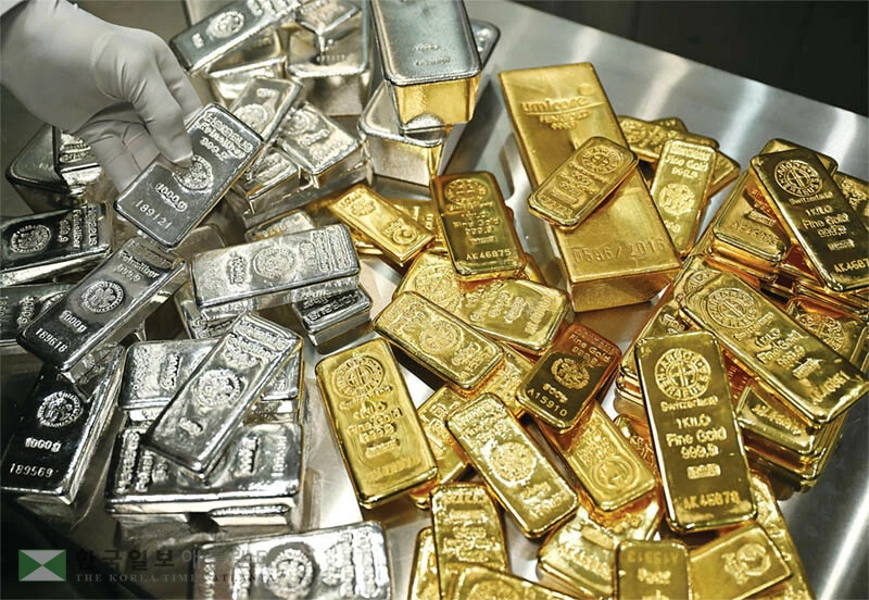  금과 은, 백금과 구리 등 귀금속 가격이 천정부지로 치솟고 있다. 지정학적 사태와 경제 불확실성 속에 글로벌 자금이 이들 안전자산에 몰리고 있다. [로이터]