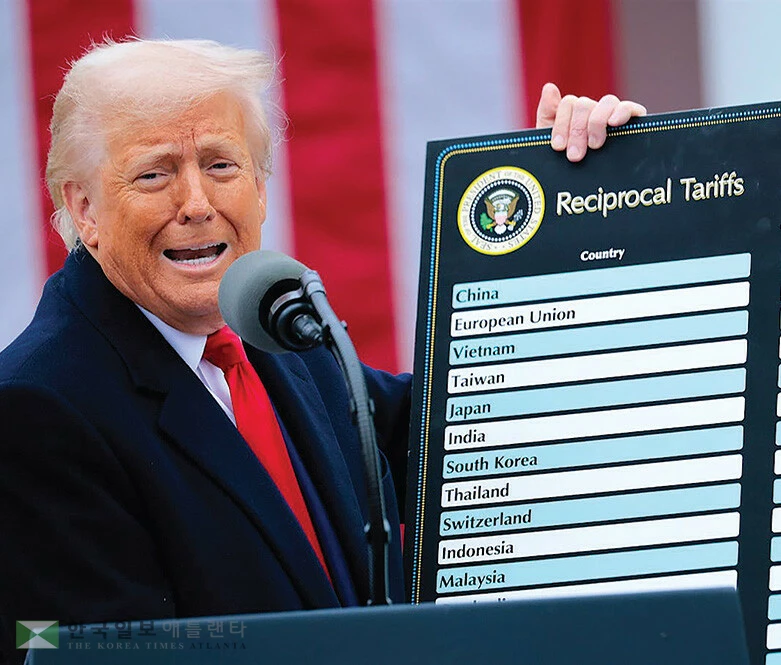 지난 4월 국가별 상호관세 발표하는 도널드 트럼프 대통령.              <로이터>
