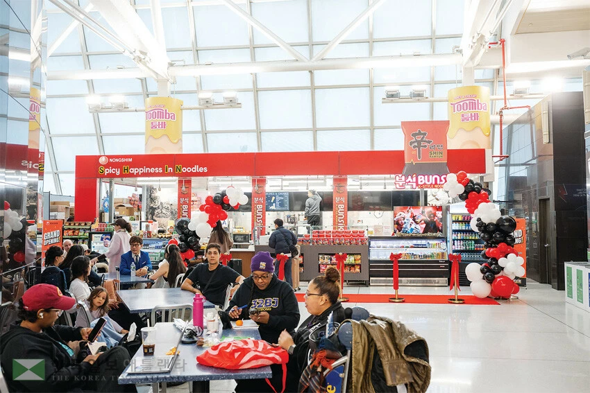 농심이 지난 19일 뉴욕 존 F. 케네디 국제공항에 오픈한 미국 내 첫 ‘신라면 분식’ 매장의 모습. 한국식 ‘한강 라면’ 등 라면 메뉴와 농심의 인기 스낵류도 함께 판매한다. 						            <농심 제공>