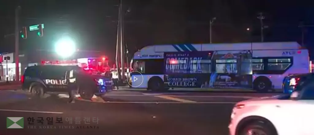 24일 새벽 디캡 카운티 메모리얼 드라이브에서 승용차와 마타 버스가 추돌해 승용차 운전자가 사망하고 2명이 부상을 입었다.<사진-폭스5 뉴스 캡쳐>