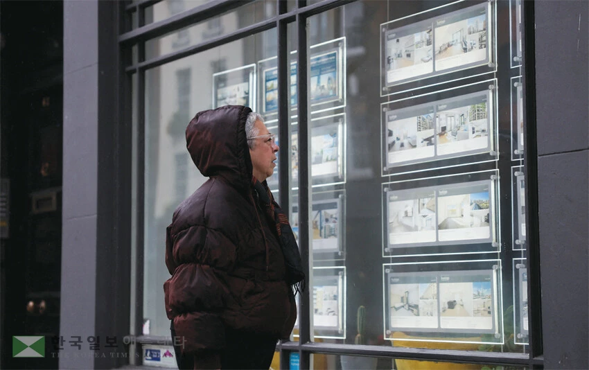 집값과 이자율 급등으로 이미 중산층 상당수가 주택 시장에서 밀려나고 있다. 챗GPT는 중산층 주택 수요가 사라지면 경제 전반에 파급효과가 클 것으로 경고했다. 								 <로이터>
