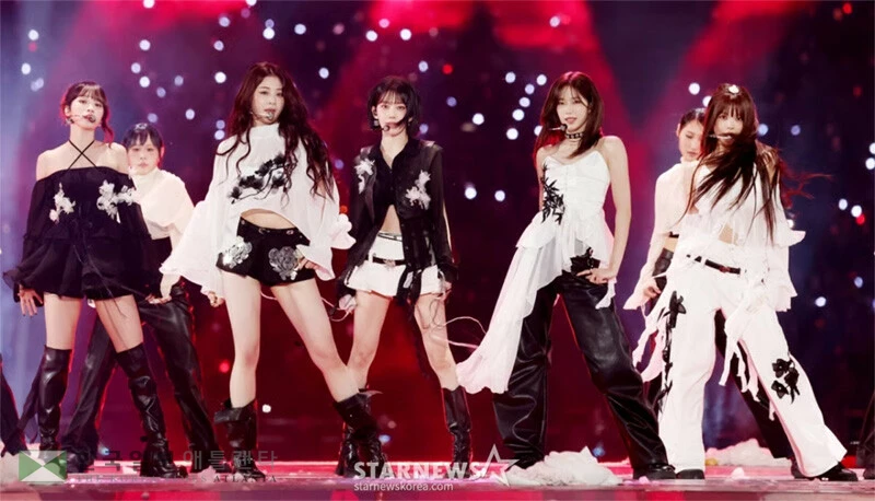 그룹 르세라핌이 12월 6일 가오슝 내셔널 스타디움에서 진행된 스타뉴스 주최 ‘10주년 아시아 아티스트 어워즈 2025(10th Anniversary Asia Artist Awards 2025, ‘10주년 AAA 2025’)에서 멋진 무대를 선보이고 있다. /2025.12.06 /사진=스타뉴스