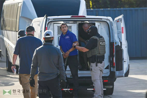 범죄 전력이 없이도 체포되는 이민자들이 상당수에 달하고 있다. 한 이민자가 ICE에 체포돼 차량으로 이송되는 모습. <워싱턴포스트/Joshua Lott>