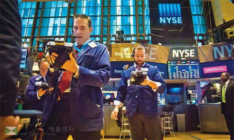  직장인들의 401(k) 투자가 뉴욕 증시의 지속적인 상승, 복리 활용 등에 힘입어 올해도 큰 폭으로 상승한 것으로 나타났다. [로이터]