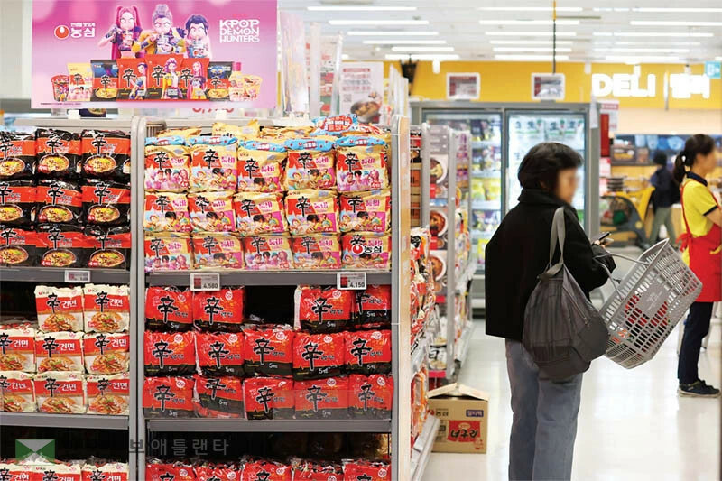  한국 정부와 기업이 K-푸드 수출 진행 드라이브 총력전에 나선다. 농심은 ‘케데헌’과 협업한 라면 제품들을 선보였다. [연합]