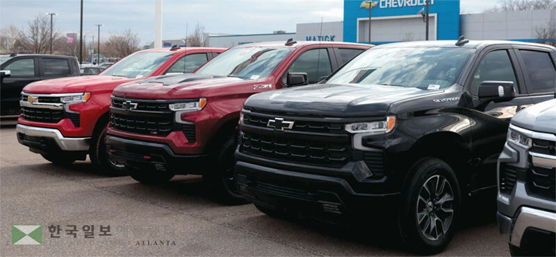 높은 가격, 이자율, 관세 불확실성 때문에 많은 구매자들이 대대적인 연말 할인에도 새 차 구입을 서두르지 않고 있다. [로이터]