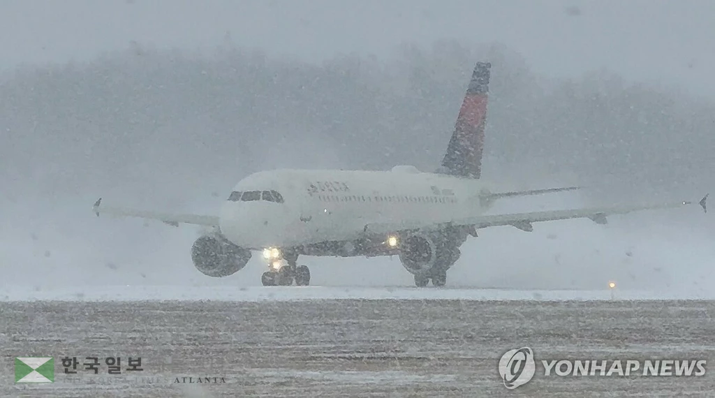 뉴욕주 로체스터 공항서 폭설 뚫고 이륙하는 델타 항공기
[로이터=연합뉴스. 재판매 및 DB 금지]