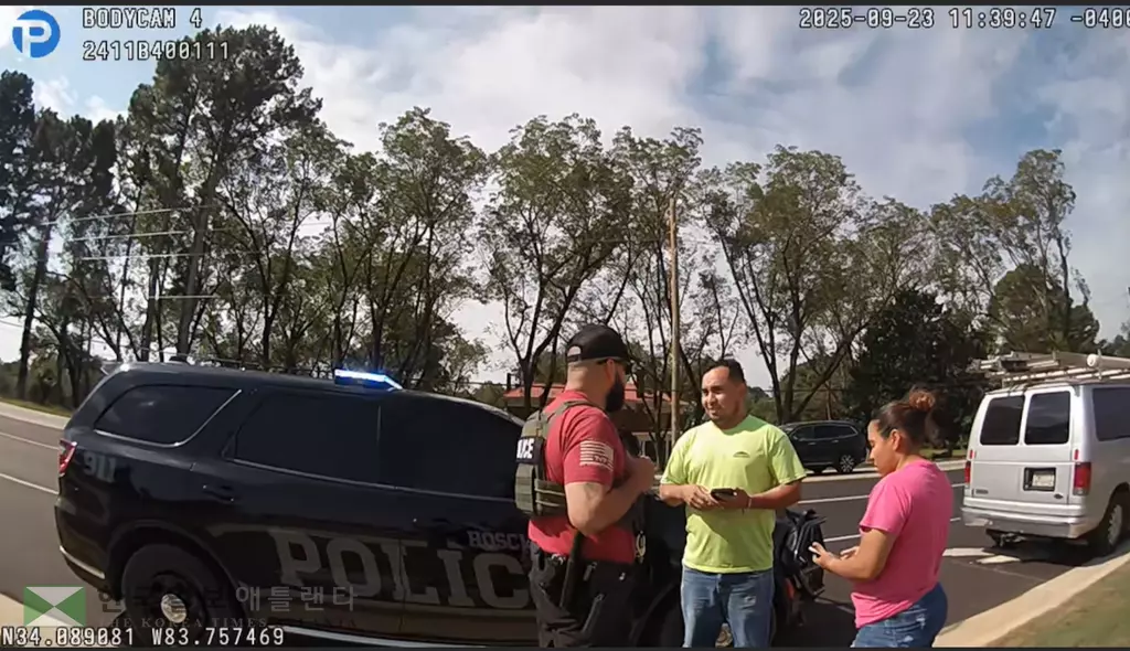 지난 9월 23일 호쉬턴시에서 경찰과 ICE 요원이 불법체류자로 확인된 운전자를 체포하는 바디캠 영상 장면.<사진=호쉬턴시 경찰 제공>