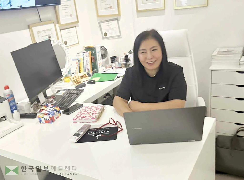 K-필라테스 스튜디오 린지 리 대표가 스튜디오 프로그램에 대하여 설명하고 있다. 