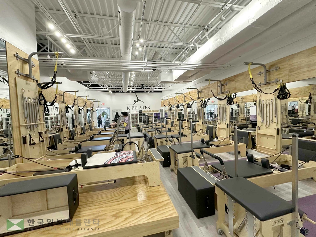 미군 훈련시에도 쓴다는 'TRX' 기구를 완비. 다양한 필라테스 운동 기구들을 갖추고 있는 스튜디오 전경. 