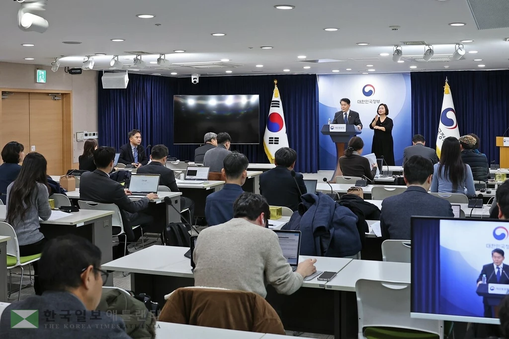 김경협 재외동포청장이 지난 19일 정부서울청사 본관 브리핑실에서 2026년 재외동포청 업무추진 계획을 발표하고 있다.[재외동포청 제공]