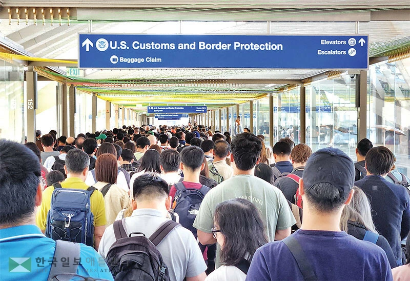  새해부터 입·출국시 생체정보 수집 규정이 대폭 강화됐다. LAX의 국제선 입국장 통로 모습. [박상혁 기자]