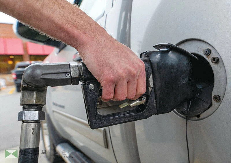  소비자 지갑에 직접적인 영향을 주는 개솔린 가격은 올해 계절적 변동을 제외하고 소폭 내릴 것으로 예상된다. [로이터]