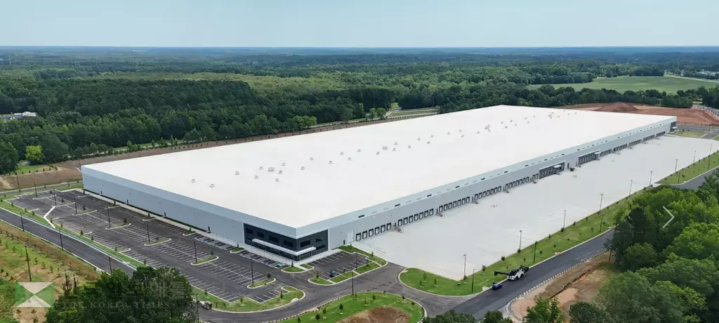 트럼프 행정부가 이민자 구금시설 후보로 선정한 곳으로 알려진 소셜서클시 소재 대형 물류 창고 전경<사진 위=구글맵 캡쳐>과 항공사진<사진 아래=빈스웽거닷컴> 