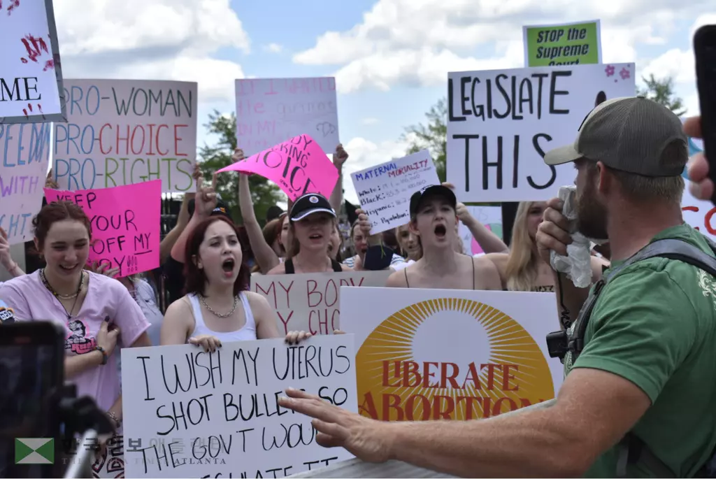 낙태 옹호단체 회원들이 2022년 조지아 낙태제한법에 반대하는시위를 벌이고 있다.<사진=조지아 리코더지>