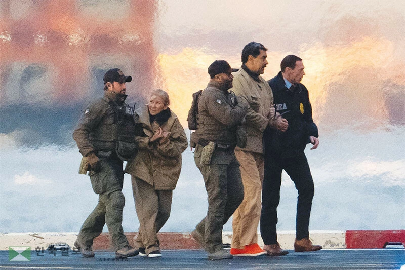  니콜라스 마두로(오른쪽 두 번째)와 그의 부인(왼쪽 두 번째)이 5일 연방 마약단속국 요원들에 이끌려 법정으로 향하고 있다. [로이터]