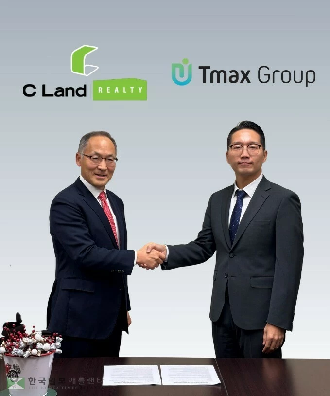 C Land 부동산 스티븐 리 대표가 TMAX 그룹과 양해각서 체결 후 악수하고 있다.